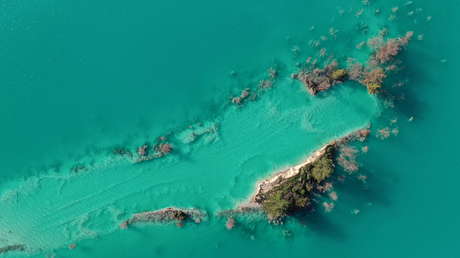 VIDEO: Un lago se vuelve turquesa por la abundancia de sustancias tóxicas en Turquía