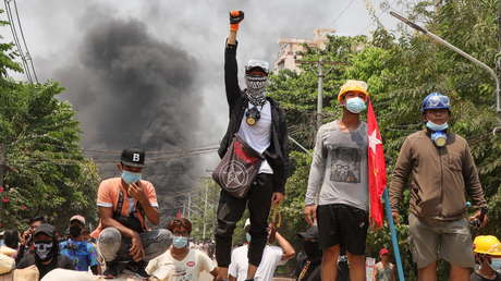 Reportan que militares de Myanmar abrieron fuego en un funeral mientras el país llora a las víctimas del día más sangriento desde el golpe militar