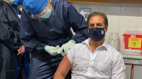 El presidente de Uruguay recibe la primera dosis de la vacuna contra el covid-19