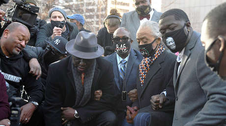 La familia de George Floyd se arrodilla frente al tribunal que juzga su muerte a manos de un policía