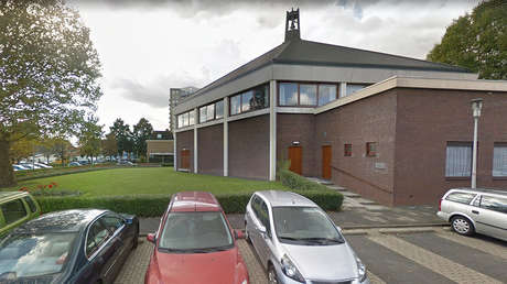 Agreden a reporteros frente a una iglesia que desoyó las recomendaciones de seguridad por el covid-19