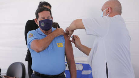 El vicepresidente de Brasil recibe la primera dosis de vacuna contra el covid-19 y vuelve a mostrar una postura contraria a la de Bolsonaro