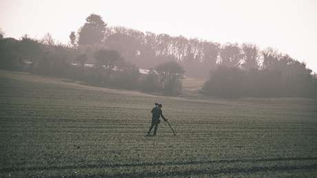 Acusan de robo a dos hombres mayores que descubrieron un tesoro de cerca de 1,3 millones de dólares y no lo notificaron a las autoridades