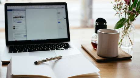 "Eso es lo que hacen los negros": una maestra suelta comentarios racistas sobre un alumno sin sospechar que la madre del niño lo graba todo