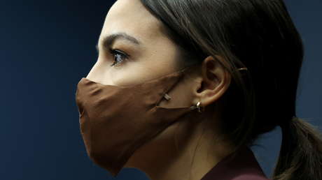 Ocasio-Cortez se une a las críticas contra Amazon por obligar a sus empleados a "defecar en bolsas"