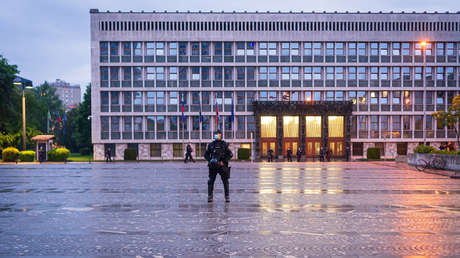VIDEO: Un hombre harto de las restricciones por la pandemia se planta con una motosierra cerca del Parlamento esloveno