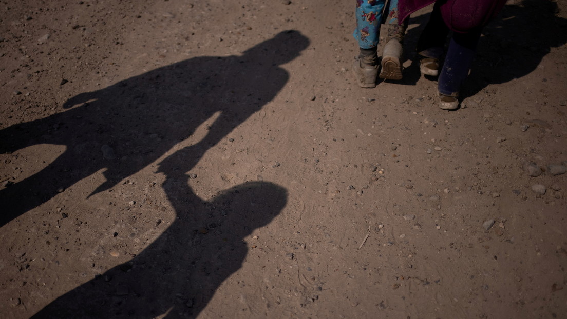 VIDEO: Migrantes permanecen retenidos bajo un puente en la frontera sur de EE.UU. en condiciones inhumanas