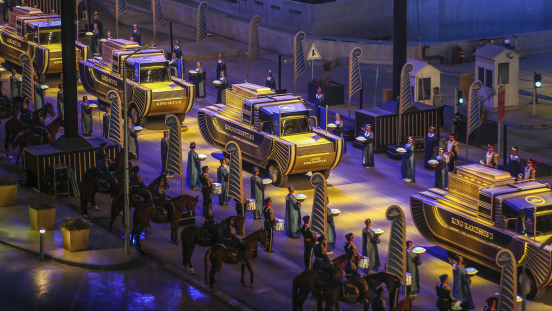 FOTOS, VIDEOS: Una deslumbrante procesión de 22 momias de faraones cruza El Cairo