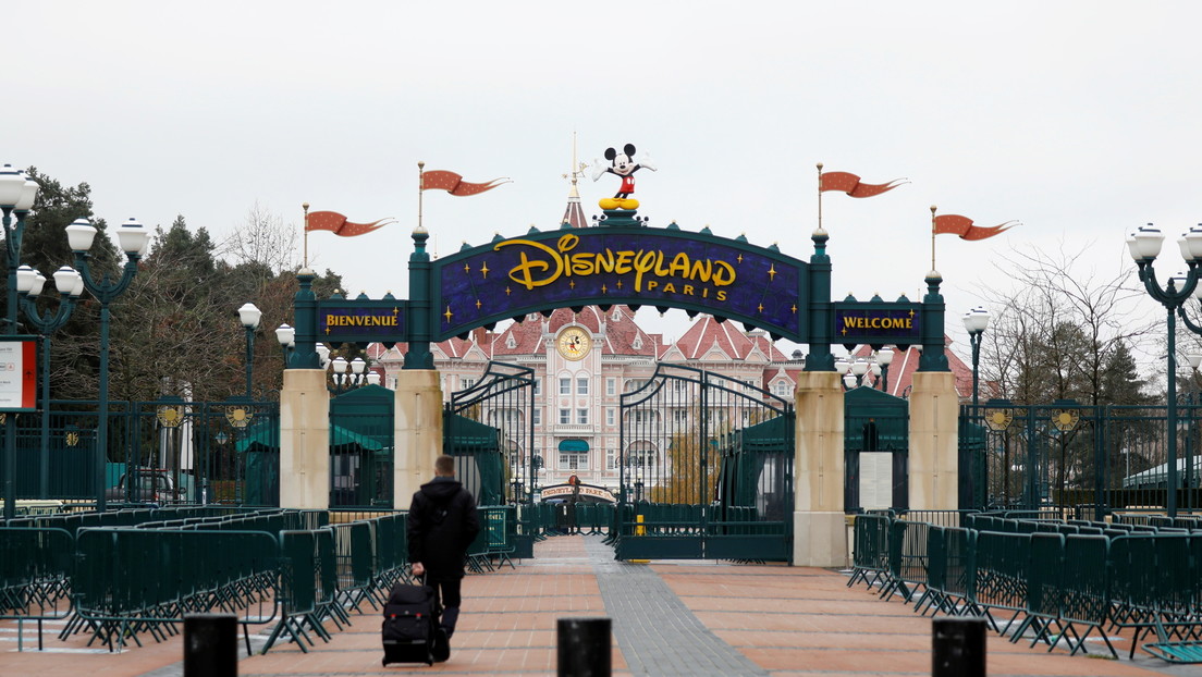 "Gasté 15.000 dólares": Arrestan a un visitante en Disney tras saltarse un control de temperatura y alega su inocencia