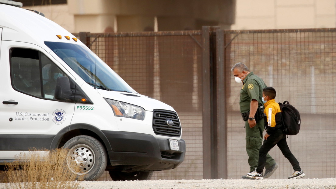 "Me dejaron botado": Momento en que un niño inmigrante pide ayuda a un agente tras ser abandonado en una zona desértica en la frontera sur de EE.UU.