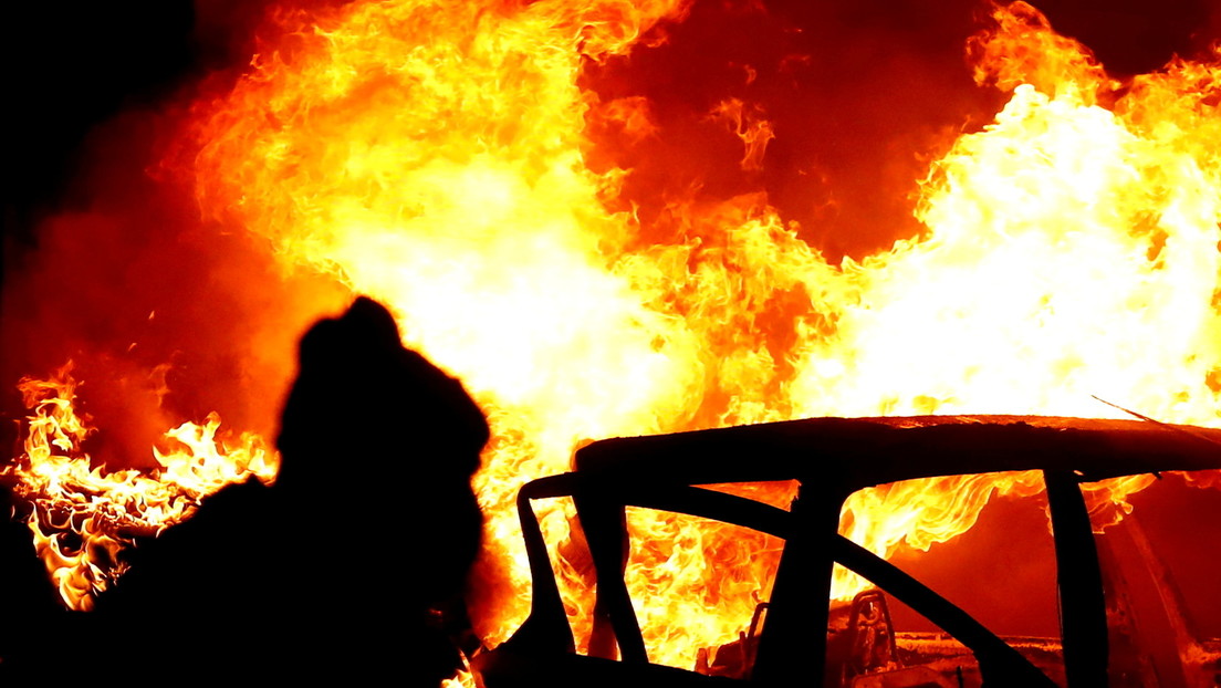 Más de 70 policías heridos en choques y actos vandálicos en el peor estallido de violencia en Irlanda del Norte en varios años: ¿qué está pasando?