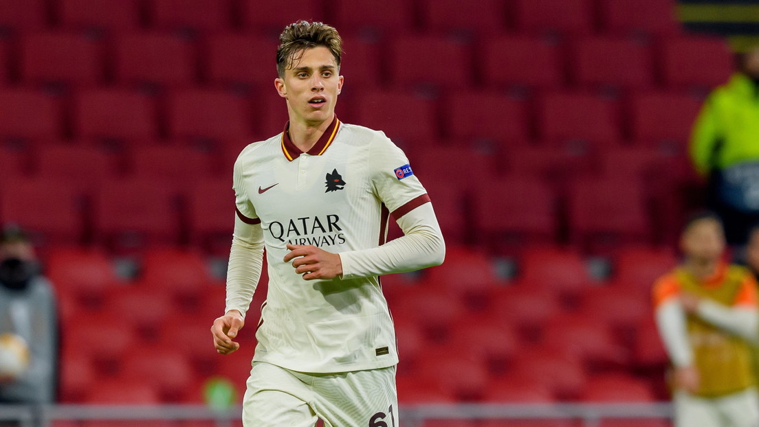 VIDEO: Un futbolista recibe un pelotazo de un recogebolas por hacer tiempo en un partido y se gana además una tarjeta amarilla