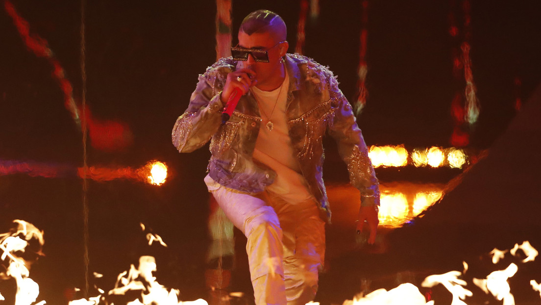 VIDEO: Bad Bunny 'destruye' a dos superestrellas de la WWE con una avalancha de impresionantes trucos en el WrestleMania