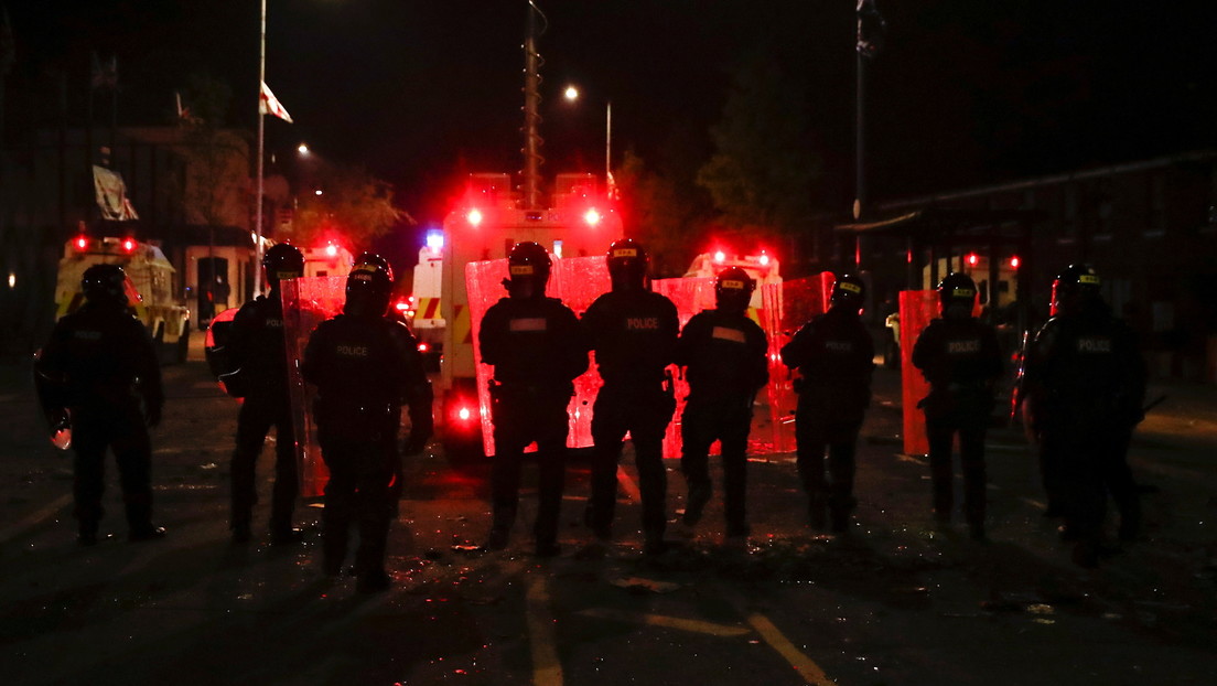 Dublín insta a "no volver al lugar oscuro de asesinatos sectarios y discordia política" tras la peor violencia en años en Irlanda del Norte