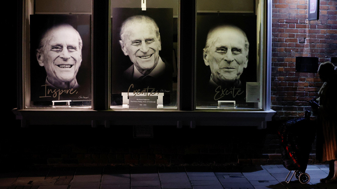 Editan una música tecno que fue interrumpida por una radio para anunciar la muerte del príncipe Felipe y se convierte en un éxito en TikTok