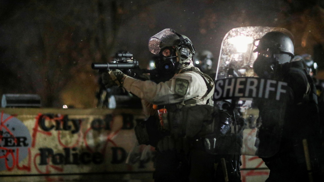 VIDEO: Reportero busca refugio en medio de disparos mientras cubre las violentas protestas por la muerte de Daunte Wright