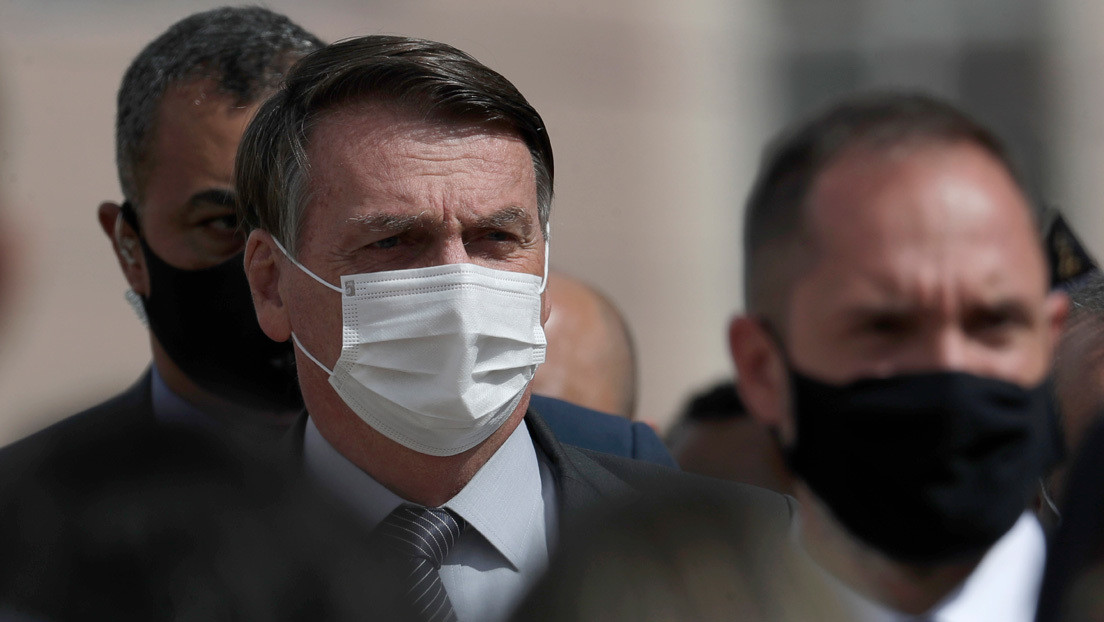 Bolsonaro dice que Brasil es un "barril de pólvora" por las medidas de los gobernadores para frenar el covid-19