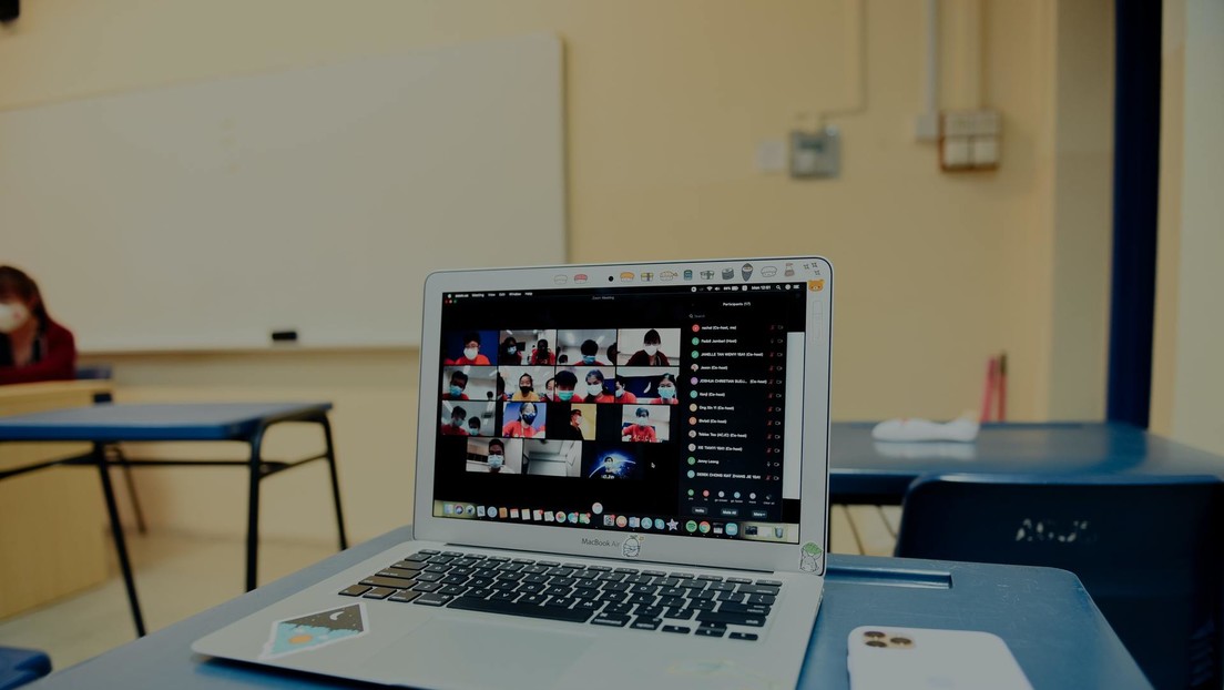 Un diputado canadiense pide disculpas tras aparecer desnudo en una sesión virtual del Parlamento