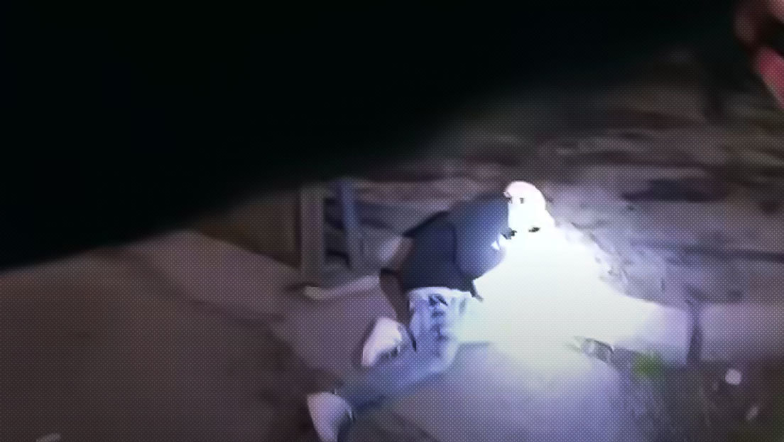 VIDEO: Un policía dispara y mata a un adolescente de 13 años tras perseguirlo por un callejón en Chicago