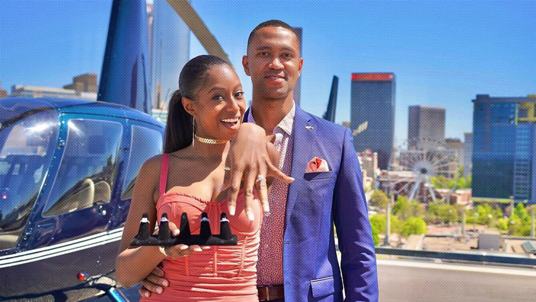 VIDEO, FOTOS: Lleva a su novia en helicóptero a una azotea y le propone matrimonio con un 'menú' de cinco anillos