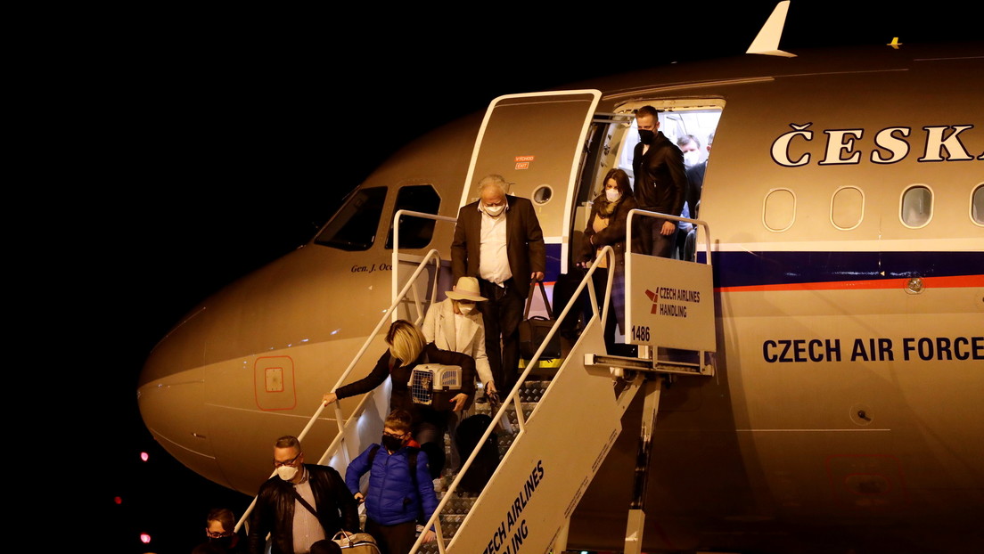 La Cancillería checa amenaza con expulsar a más diplomáticos rusos si Moscú no permite el regreso de los suyos, y el Kremlin responde