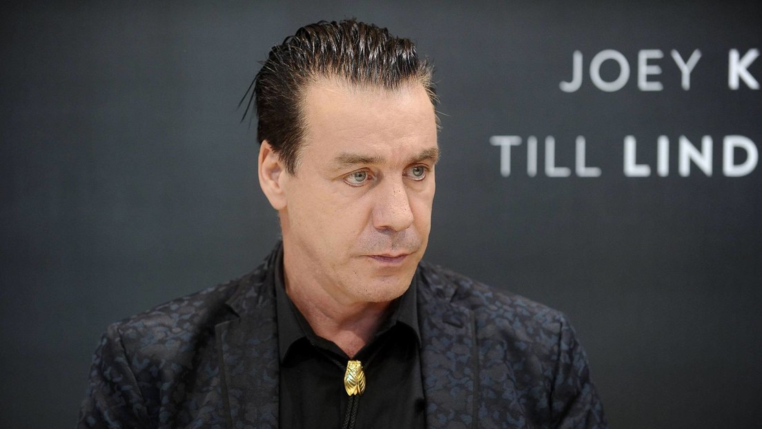 VIDEO: El vocalista de Rammstein sorprende al interpretar en ruso una canción de guerra soviética