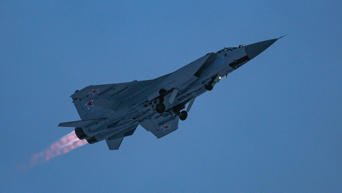 Un MiG-31 ruso escolta un avión de reconocimiento estratégico de EE.UU. sobre el Pacífico