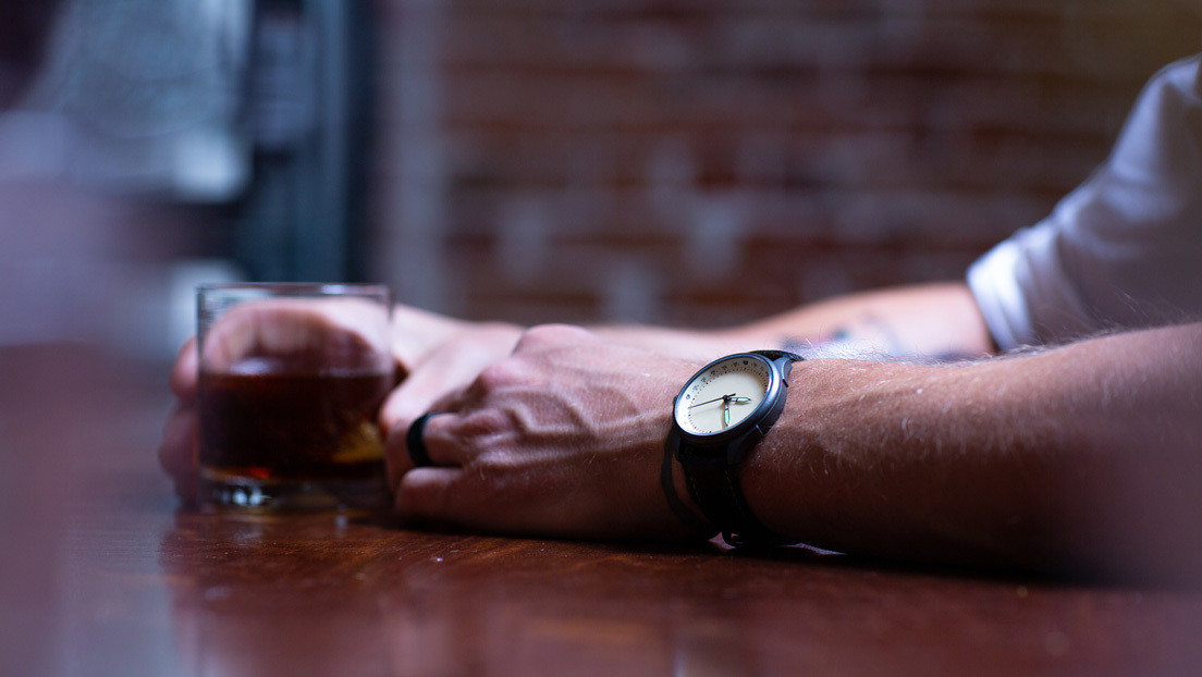 Suspenden a un profesor por llevar a estudiantes a un club nudista, emborracharse y desnudarse ante una docente durante un viaje a Costa Rica