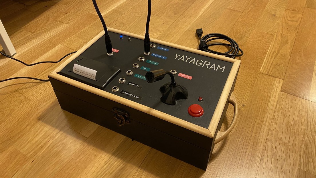 A una anciana de 96 años le resulta difícil hablar por teléfono y su nieto crea un dispositivo retro para que pueda comunicarse vía Telegram (FOTO)