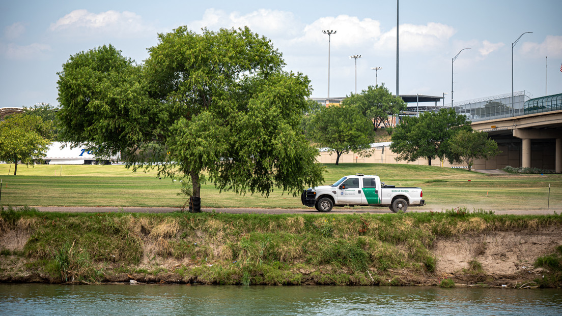 VIDEO: Un abuelo que no pudo visitar a su nieto en México lo sorprende al cantarle feliz cumpleaños desde el otro lado del río fronterizo con EE.UU.