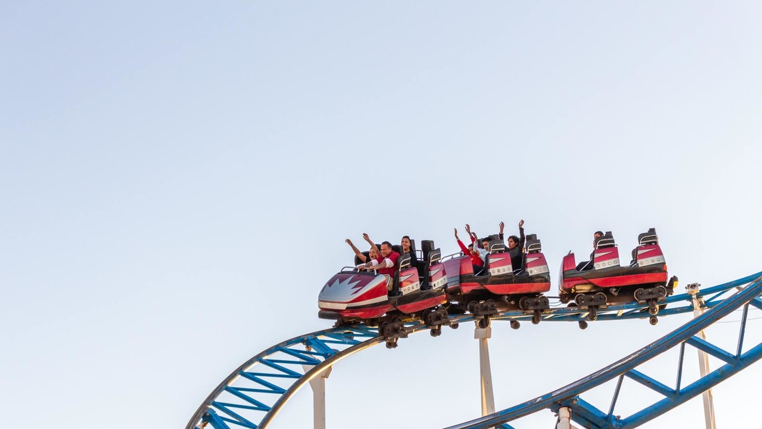 VIDEO: Decenas de personas se ven en aprietos para bajar de la montaña rusa más alta del Reino Unido tras un fallo técnico