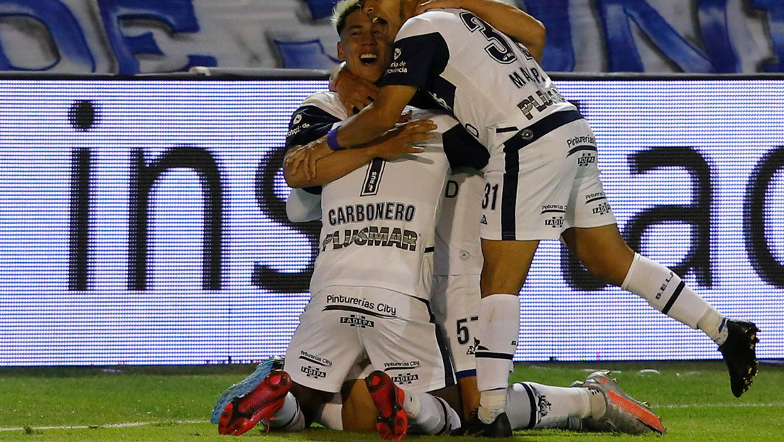 El último equipo que dirigió Maradona anota uno de los goles más extraños del año (VIDEO)