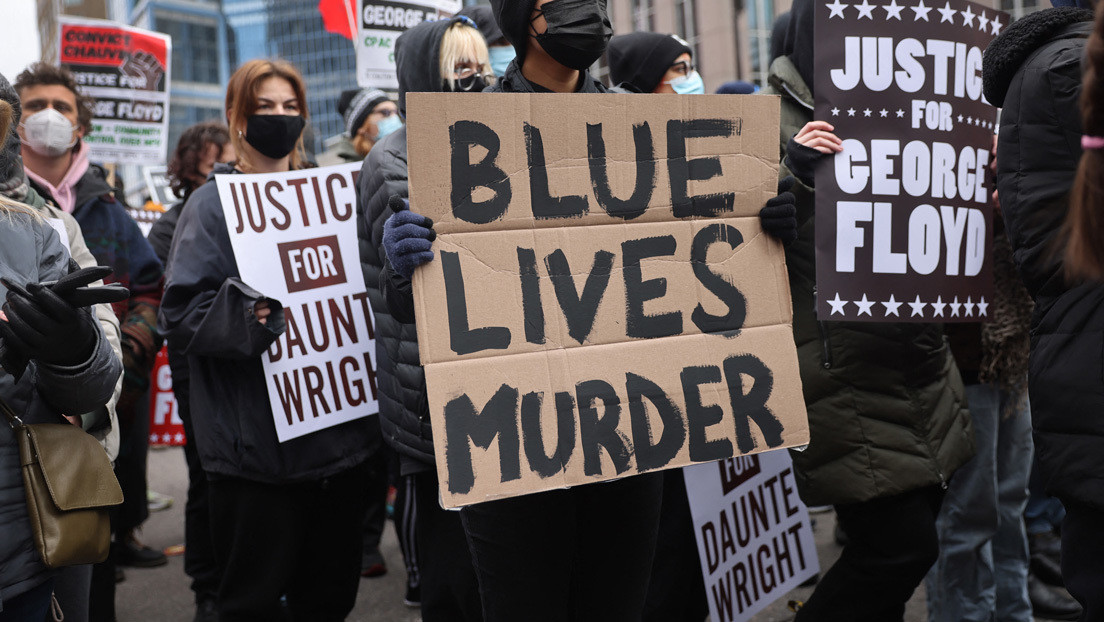 Una imagen de estudiantes recreando la muerte de George Floyd causa escándalo en una escuela secundaria de EE.UU.