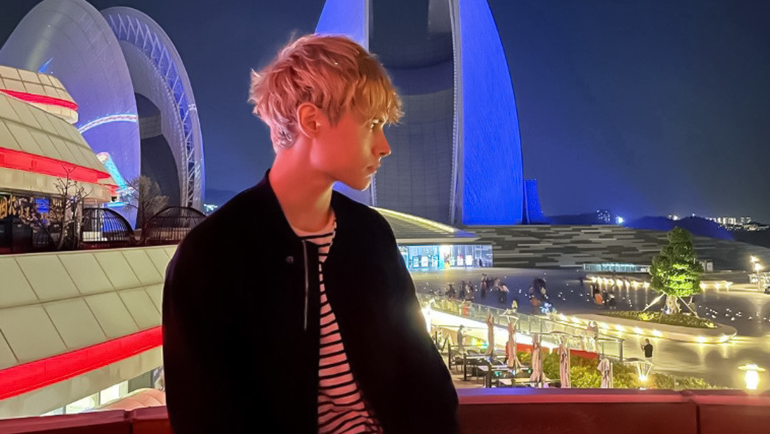 Un ruso se convierte por accidente en una estrella del pop en China y pasa meses en un 'reality show' rogando al público que lo eche