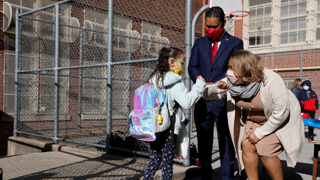 Una escuela de EE.UU. prohíbe a maestros vacunarse contra el covid-19 por 'poner en riesgo a los alumnos'