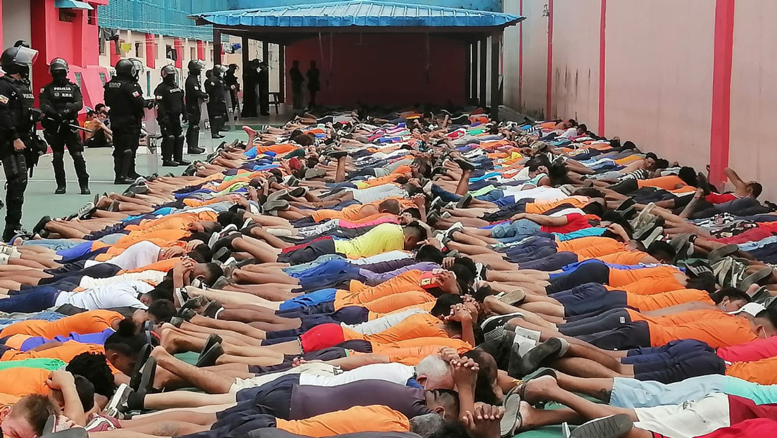 Al menos cinco muertos y 12 heridos tras un amotinamiento de reos en una cárcel de Ecuador