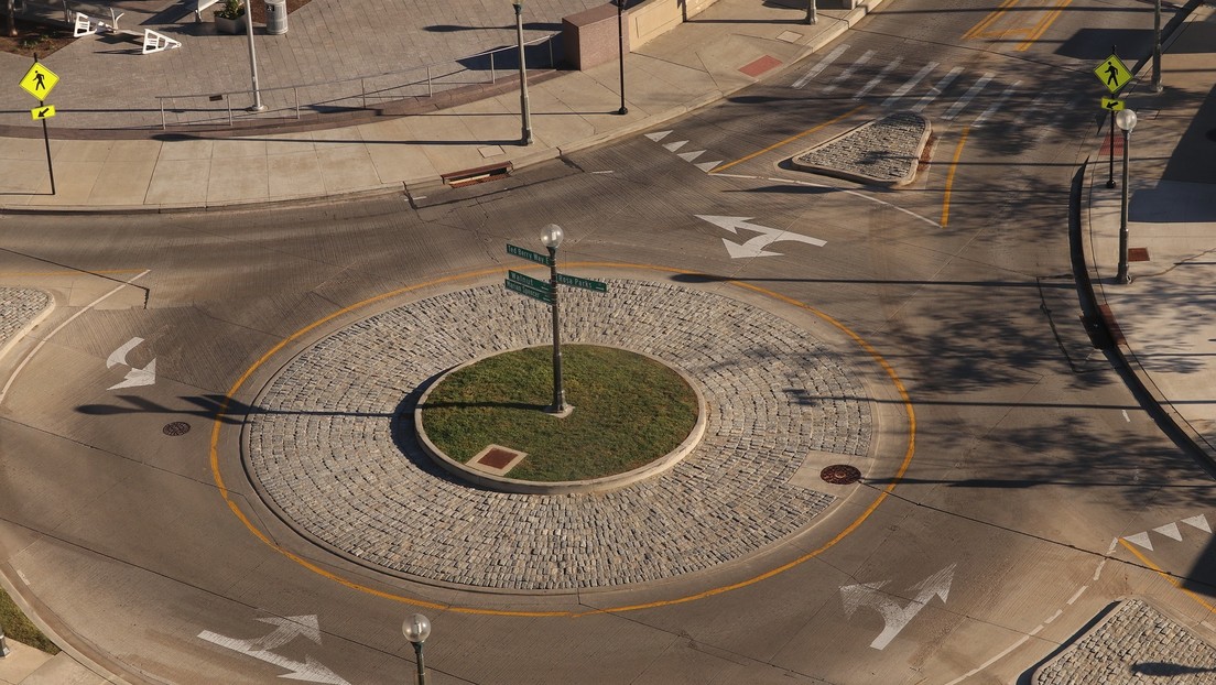"Cómo no usar una rotonda": Automovilistas desatan el caos en una intersección recién instalada (VIDEO)