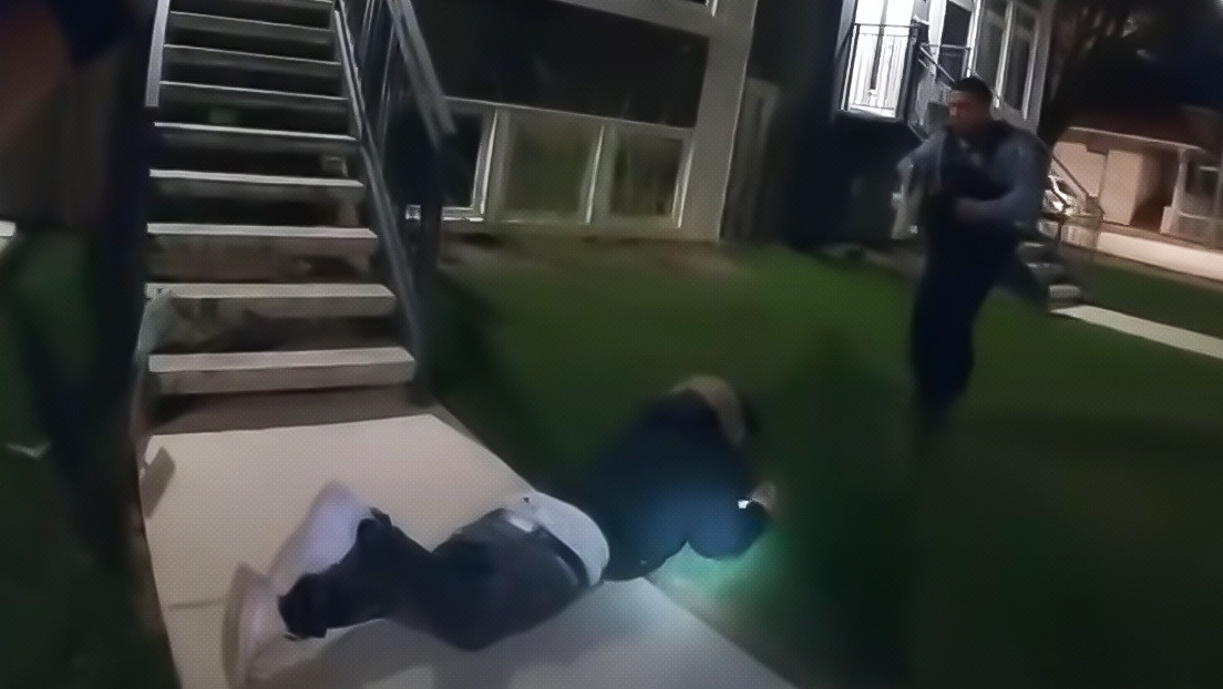 "¿Por qué me disparan?": un policía de Chicago persigue y hiere de muerte a un joven latino