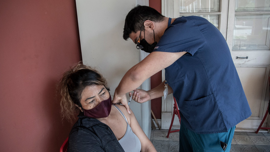 Chile evalúa entregar un carnet y un pasaporte 'verdes' a quienes completen el esquema de vacunación contra el covid-19