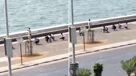 Polémica en la India por un video en el que la Policía castiga a ciudadanos que no usan mascarilla haciéndoles caminar en cuclillas