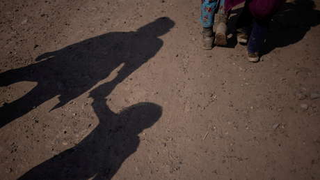 VIDEO: Migrantes permanecen retenidos bajo un puente en la frontera sur de EE.UU. en condiciones inhumanas