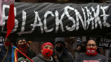 Indígenas de EE.UU. 'matan' frente a la Casa Blanca la 'serpiente' negra del oleoducto que envenena sus tierras (FOTOS, VIDEO)