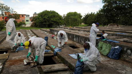 El coronavirus lleva al borde a los cementerios de Sao Paulo: exhuman cuerpos de viejas tumbas mientras los sepultureros trabajan toda la noche