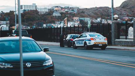 Se inventa un nombre porque porta drogas y le detienen debido a que existe una orden de arresto para la persona con esa identidad