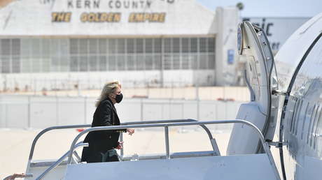 Jill Biden se hace pasar por una azafata ante su personal y la prensa para celebrar el día de los inocentes