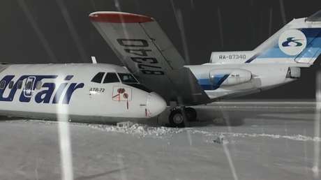 VIDEO: Dos aviones colisionan durante unos trabajos de mantenimiento en un aeropuerto de Siberia