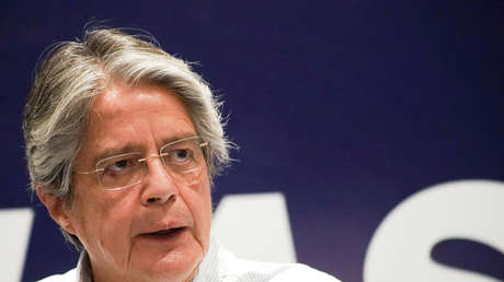 El candidato presidencial Guillermo Lasso denuncia que le lanzaron piedras durante una visita a una comunidad indígena de Ecuador