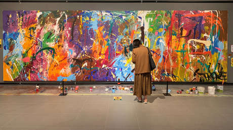 Una pareja pinta sobre una supuesta obra de "arte participativo" y arruina un grafiti valorado en 500.000 dólares (VIDEO)