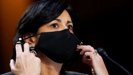 La agencia de salud pública de EE.UU. autoriza a los vacunados a viajar pero su directora insiste en que no deberían hacerlo