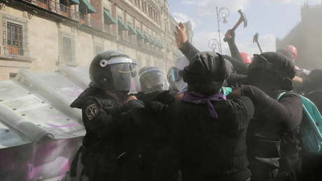 Grupos feministas y la Policía se enfrentan en México tras el asesinato de la salvadoreña Victoria Salazar